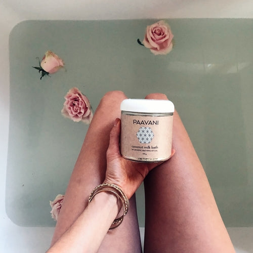Bain de Lait Ayurvédique – Rituel Botanique Régénérant